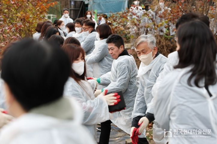 연탄 배달 봉사로 온기 나눈 인천 중구 공직자들