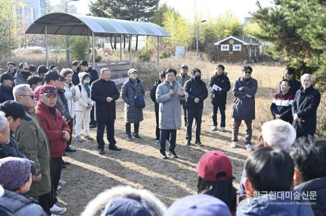 조용익 부천시장이 2일 상동 영상문화단지에서 열린 ‘틈만나면, 현장속으로’ 에 참석해 파크골프장 설치에 대한 시민 의견을 청취하고 있다.