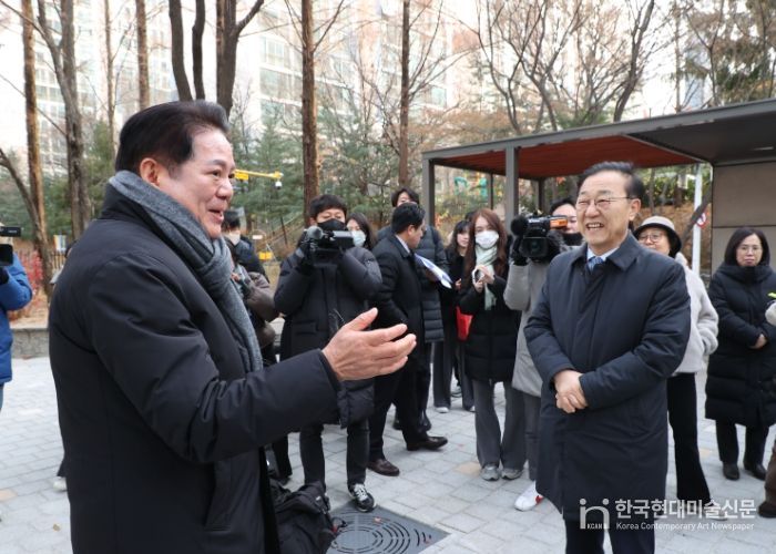 최대호 안양시장(왼쪽)과 김윤덕 국토부장관(오른쪽)이 3일 오전 10시 선도지구를 둘러보며 이야기를 나누고 있다