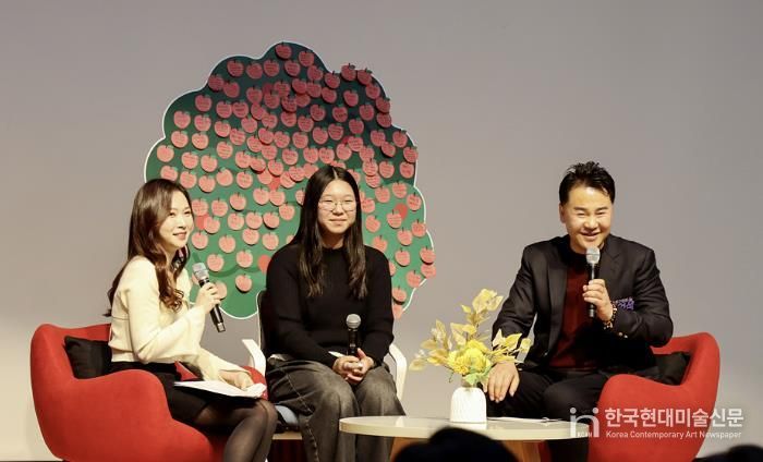 오언석 도봉구청장이 지난 12일 도봉구청 2층 선인봉홀에서 열린 친절선포식-‘친절토크’ 시간에서 구민과 대화를 나누고 있다