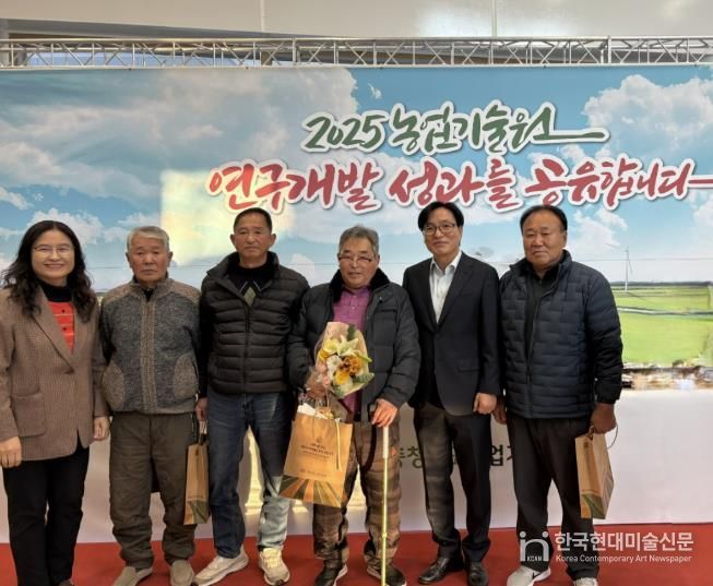 성후경 아산시쪽파연구회 회장(오른쪽 세 번째)과 회원들이 수상 후 김정규 아산시 농업기술센터 소장(오른쪽 두 번째) 등과 기념촬영을 하고 있다.