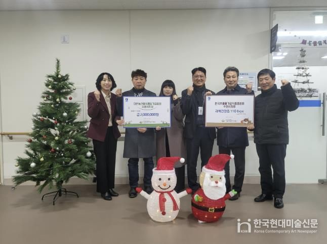 전달식 후 한국추출가공식품업중앙회경기도지부 수원시지회, 대한농산물식품임가공업연합회 수원시지부, 수원시 관계자가 함께하고 있다.