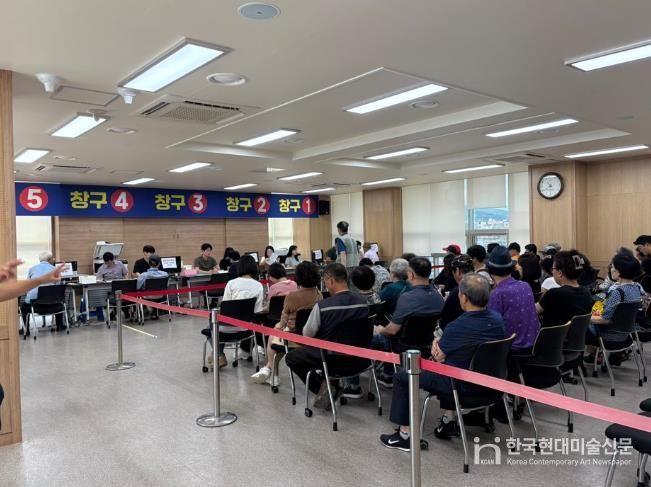 (홍성군, 민생회복 소비쿠폰 집행 우수 지자체 선정)_지난 7월 소비쿠폰 신청 현장