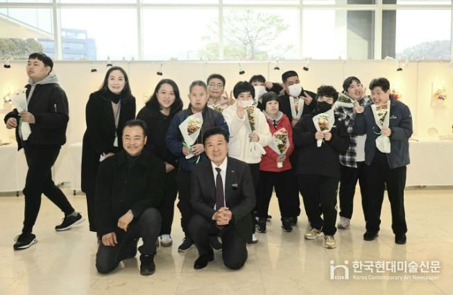 ‘모일 사람들’ 발달장애인 작품전시회 기념촬영 모습
