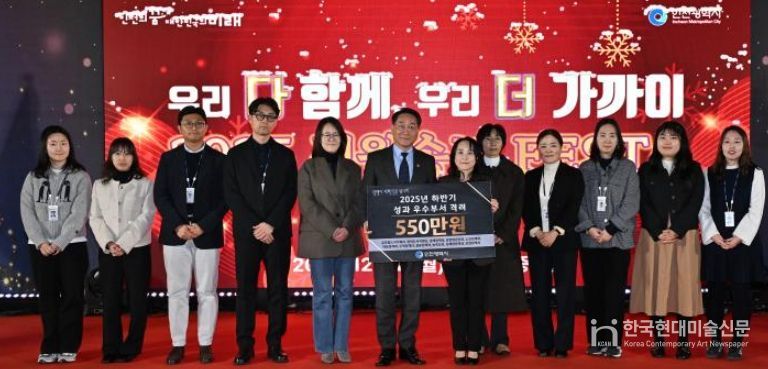 유정복 인천광역시장이 22일 시청 중앙홀에서 열린 '2025 직원송년 FESTA'에서 표창장을 수여하고 있다.