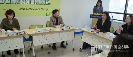 이화영 보건복지부 청년정책팀장이 지난 18일 인천시청년미래센터 세미나실에서 열린 간담회에서 질문하고 있다.