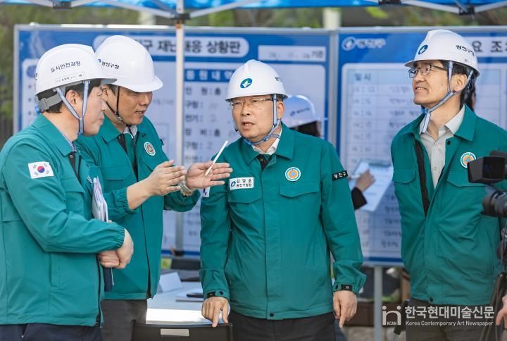 김경호 광진구청장이 통합지원본부에서 현장 훈련 상황을 전달받고 있다