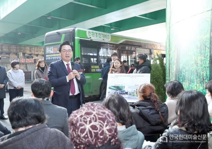박일하 동작구청장이 지난 24일(수) ‘신대방역 자전거 주차장 경관개선 준공식’에 참석해 주민들 앞에서 경과보고를 하고 있다