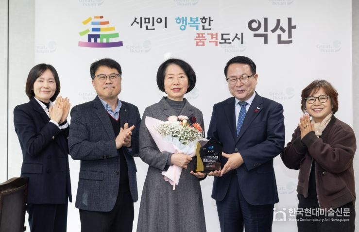 이당 송현숙 작가, 익산 정체성 담은 서예작품 기증
