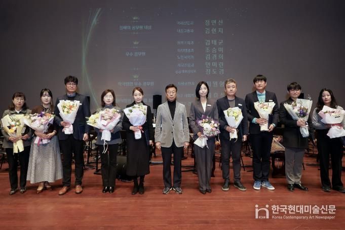 31일 시청 온누리실에서 열린 종무식에서 신상진 성남시장과 시상을 받은 우수 공무원들이 기념촬영을 하고 있다