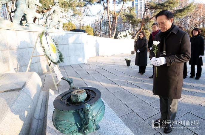 임태희 교육감 현충탑 참배 현장 사진