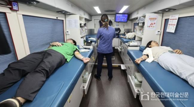 과천시민들이 헌헐 활동에 참여하고 있다