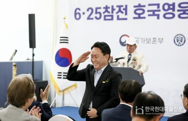 보훈행사에서 국가보훈대상자들과 소통하는 이성헌 서대문구청장