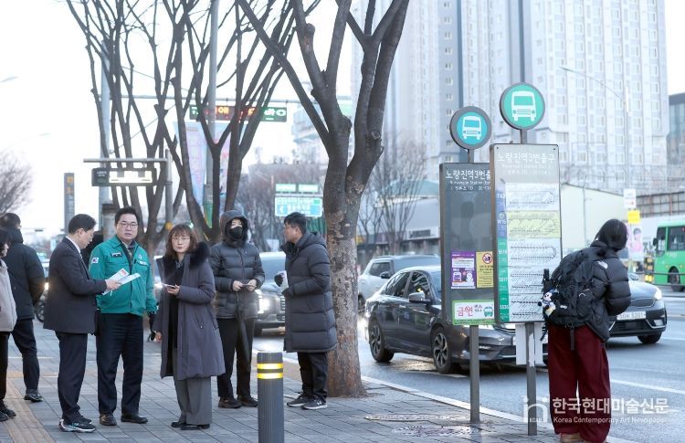 박일하 동작구청장이 서울 시내버스 파업 돌입에 따라 현장 점검을 하고 있다.
