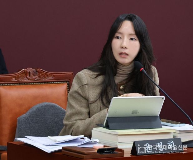 예산결산위원회에서 발언하는 윤정회 의원