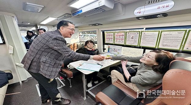 헌혈버스 안(장해윤 이사장 직무대행)