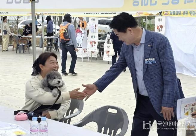 지난해 개최된 관악구 동물과의 한마당에 참여해 주민, 반려동물과 인사하는 박준희 관악구청장(오른쪽)