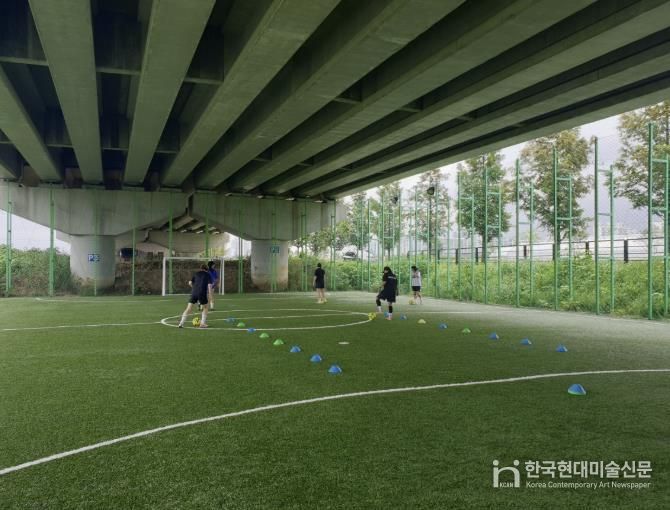 국도39호선 고가 하부에 조성된 대장동 스포츠콤플렉스