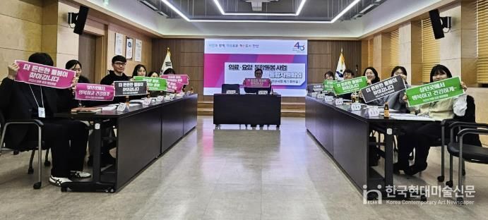 28일 안산시청 제1회의실에서 ‘의료·요양 통합돌봄사업’ 운영 관련 통합지원 회의에서 참석자들이 기념촬영을 하고 있다.