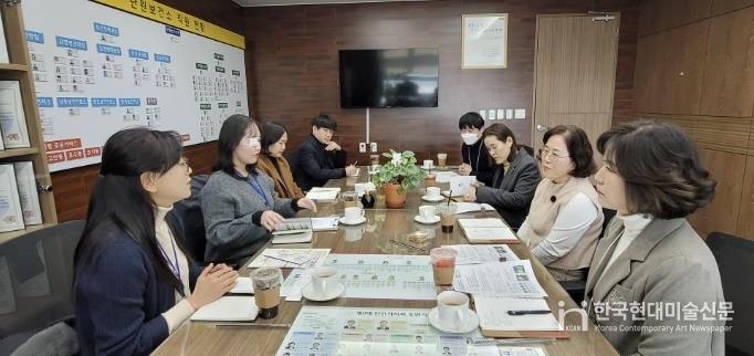 정영란 단원보건소장(오른쪽 첫번째)이 27일 단원보건소에서 안산의료복지사회적협동조합과 ‘새해 첫 업무 네트워크 구축 회의’를 진행하고 있다.