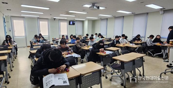 중학 수학교과서 한번에 파헤치기 캠프를 진행하는 모습