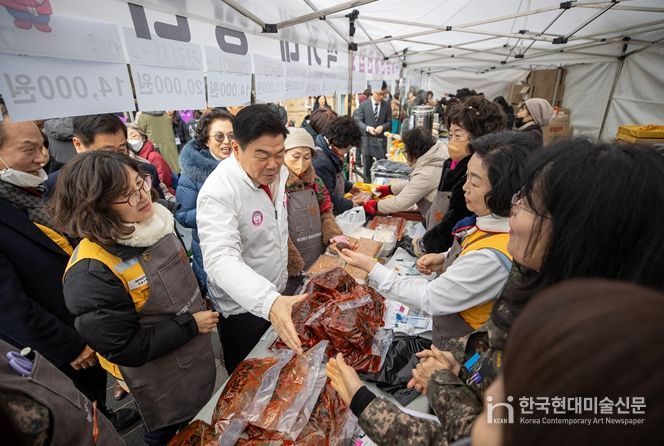 5일 구청 앞 미래광장에서 열린 동대문구 설 농수산물 직거래장터에서 이필형 동대문구청장과 장터에 참여한 생산자, 소비자가 판매 품목을 살펴보고 있다