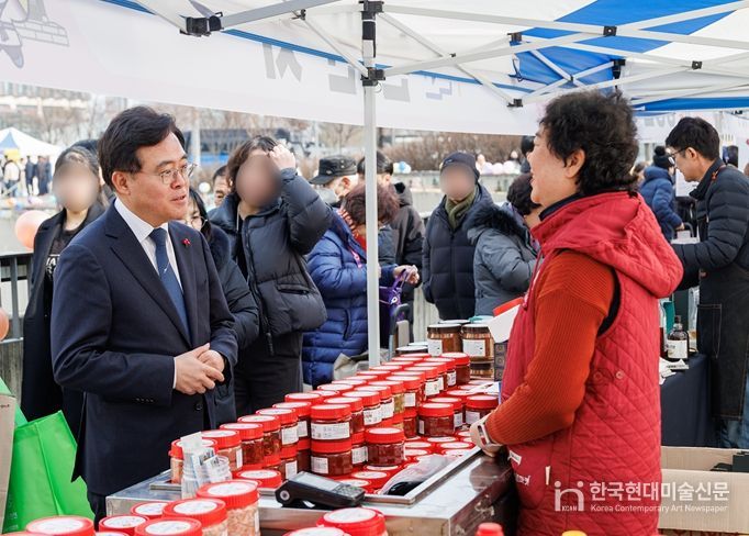 진교훈 강서구청장(왼쪽)이 5일 마곡광장에서 열린 ‘설맞이 농특산물 직거래장터’를 찾아 상인과 대화를 나누고 있다.