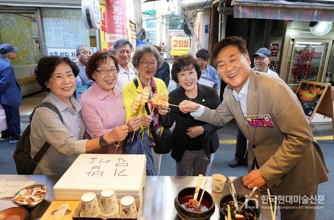 창신골목시장에서 주민들과 함께한 정문헌 구청장