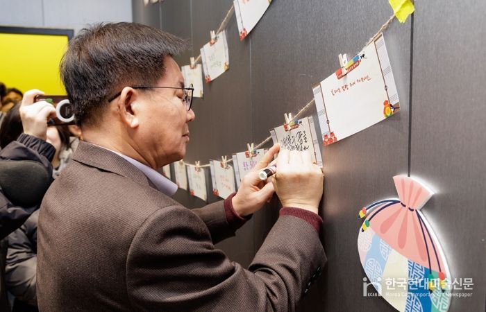 ‘도화 뭐하니?’ 축제에서 청소년들에게 전할 덕담을 적고 있는 박강수 마포구청장