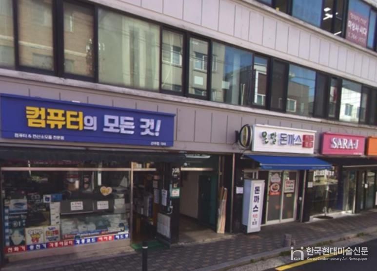 지난해 간판개선사업으로 노후 간판을 정비해 안전하고 쾌적한 거리환경으로 개선된 모습