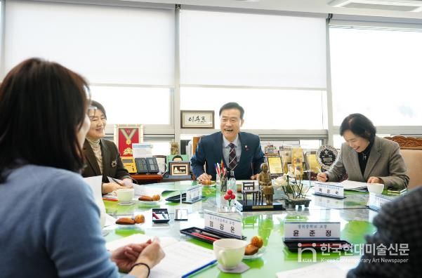 이승로 성북구청장(오른쪽 두 번째)과 성북구 관내 학교장들이 간담회를 진행하고 있다