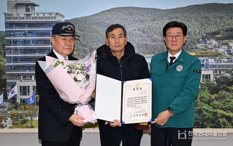 무공훈장 전수식 후 정종복 기장군수(오른쪽)와 6.25전쟁 참전유공자 故권중열님 유족 권태영(가운데), 백종표 무공수훈자회기장군지회장(왼쪽)이 기념촬영을 하고 있다.