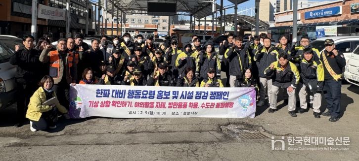 안전한바퀴 홍보 참여자들이 청양시장 주차장에서 캠페인을 진행하고 있다.