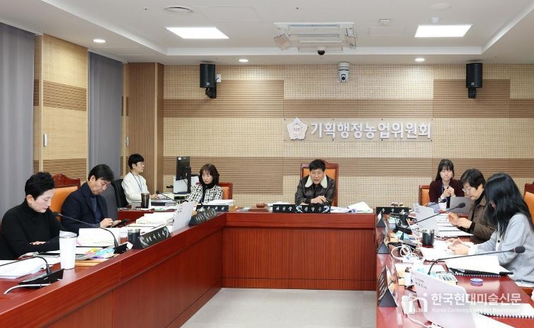 아산시의회 기획행정농업위원회가 제264회 임시회 중 주요업무 계획보고를 하고 있다.