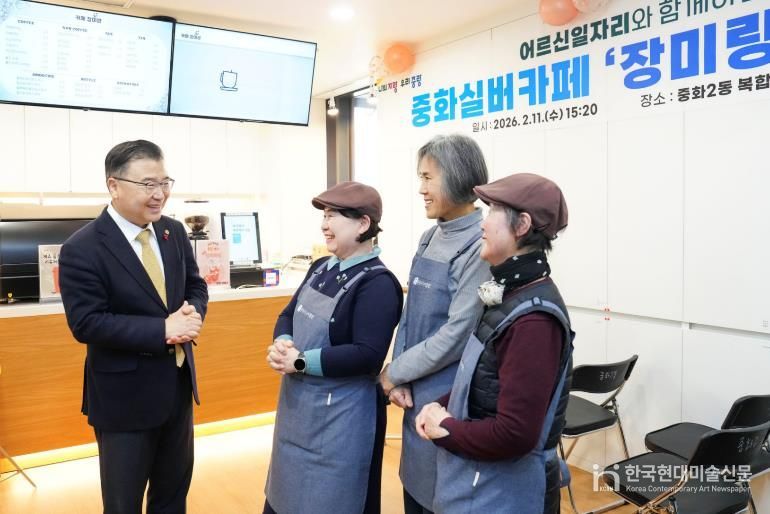 어르신 바리스타와 이야기를 나누는 류경기 중랑구청장