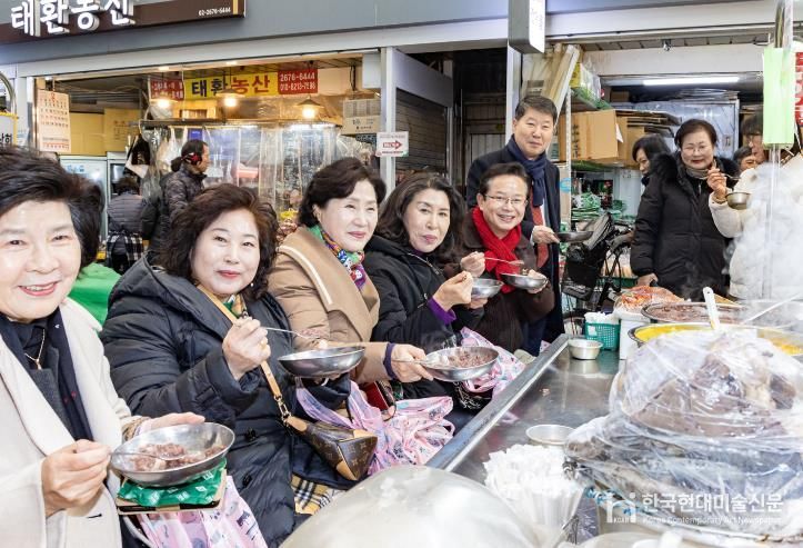 ‘영등포전통시장 가는 날’ 행사에서 상인들과 이야기 나누고 있는 최호권 영등포구청장
