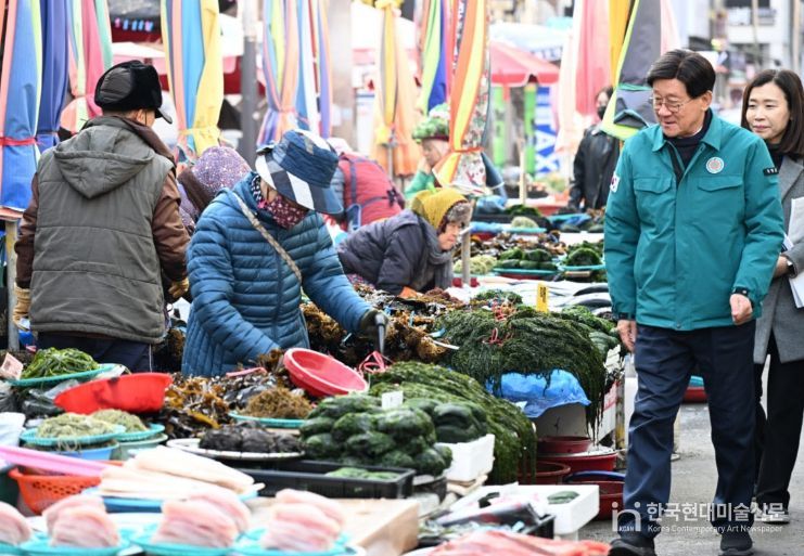 정종복 기장군수가 설을 맞아 기장시장 현장점검을 하고 있다.