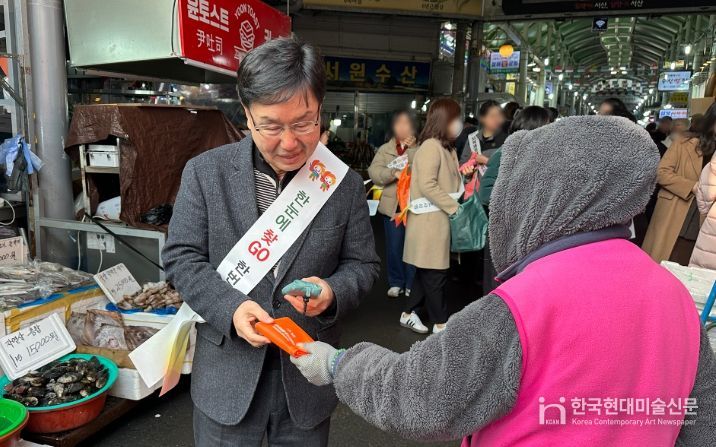 (동부전통시장 거리 홍보 후)기념촬영하는 모습
