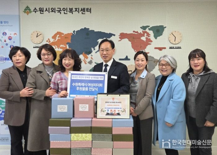 전달식 참석자들이 기념촬영을 하고 있다.