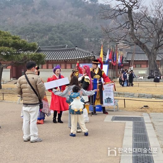 지난 14일 화성행궁 광장에서 타임슬립 화성행궁 이벤트를 열고 있다.
