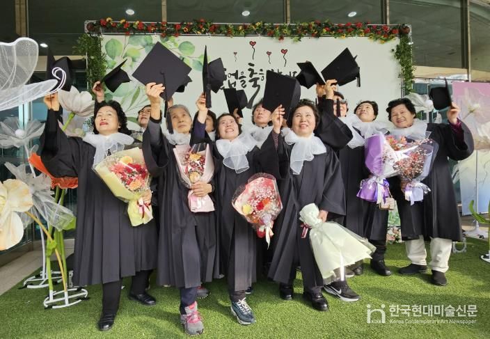 지난 12일 개최된 초등·중학 학력 인정 문해교육 졸업식에 참여한 학력 인정자 12명