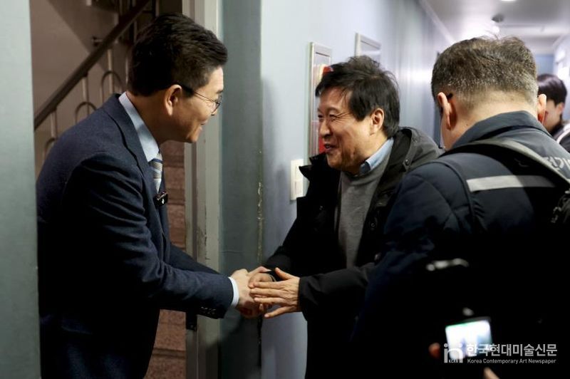 지난 14일 정원오 성동구청장이 전국 최초로 성동구에서 추진 중인 ‘고시원 친환경 고효율 보일러 지원사업’ 관련 현장을 방문해 고시원 운영자와 인사를 나누고 있는 모습