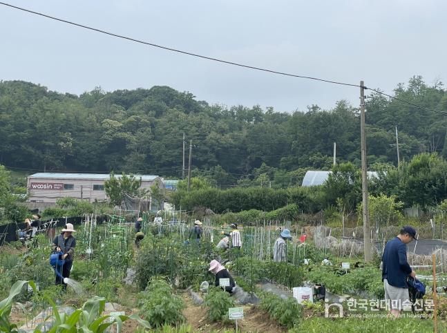 지난해 주말농장 참여자들이 농업 체험을 하고 있다.