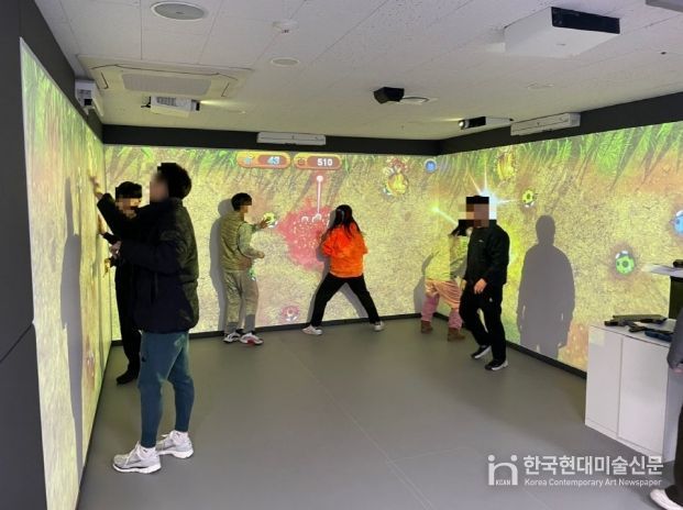 구립동대문장애인종합복지관 스마트발달트레이닝센터(AI동트는센터)에서 증강·가상현실(AR·VR) 등 디지털 콘텐츠 기술을 활용한 프로그램이 진행되고 있다.