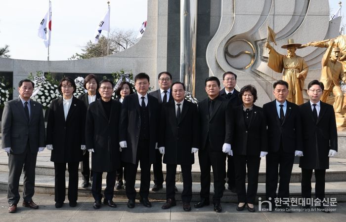 청주시의회, 제107주년 3․1절 맞아 독립유공자 참배