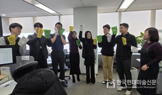 인천항만공사 항만정보화실 직원들의 청렴 메세지(“관행이라는 묵은 ‘때’를 박박 벗겨내야, 진정한 청렴의 ‘때’가 옵니다.”) 인증샷 촬영을 하고 있다. / 사진제공 = 인천항만공사