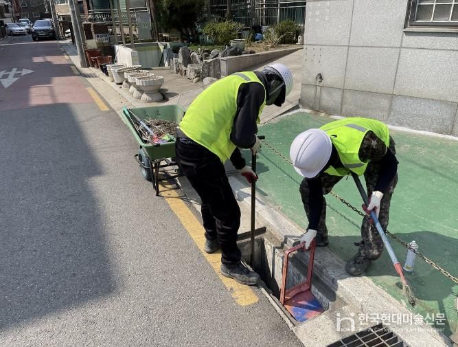 양천구, 풍수해 대비 침수취약지역 빗물받이 준설작업 중인 모습