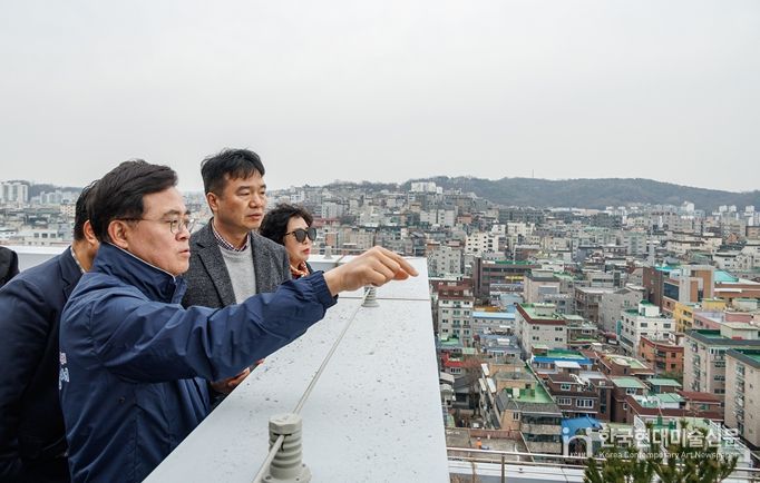 진교훈 서울 강서구청장(왼쪽 첫 번째)이 5일 ‘강서 국회대로 인근 도심공공주택복합사업 예정지구’로 지정된 화곡 2, 4, 8동 일대를 살펴보고 있다.