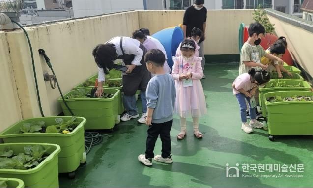 어린이집에서 분양받은 상자텃밭을 아이들이 가꾸고 있다