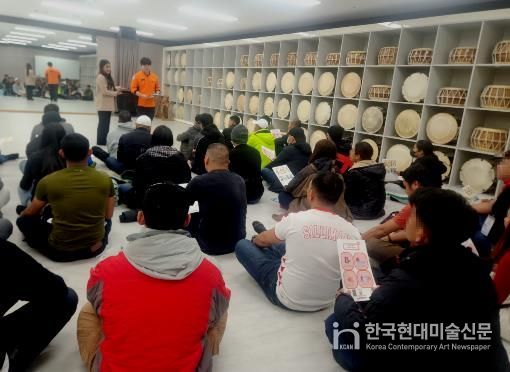 영동소방서 관계자가 계절 근로자 대상 소방안전교육을 실시하는 모습